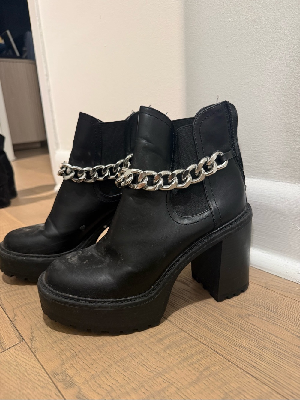 Source Unknown Black Chunky Heel Chelsea Boots with Silver Chain Accent